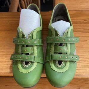 NEW in box, Morenaton Green Sports Shoe, Size 9B Chloe Grasshopper